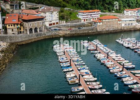 Fischerhafen und Blick auf das Dorf, Mutriku, Vizcaya, Euzkadi, Spanien Stockfoto