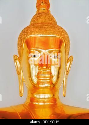Nahaufnahme der goldenen Statue des Buddha im Wat Pho, Bangkok, Thailand Stockfoto