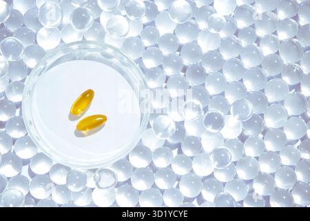 Omega3-Gelkapseln. Gelbes Vitamin. Diätetikum. Fischöl-Ergänzung. Mikrodosierungskonzept. Goldenes Softgel-Kollagen. Wh Stockfoto