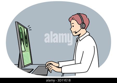 Webdesigner für Headsets arbeitet am Computer. Der man-Programmierer in den Kopfhörern sitzt am Schreibtisch, tippt auf der Tastatur vor dem Bildschirm, programmiert. Custo Stockfoto