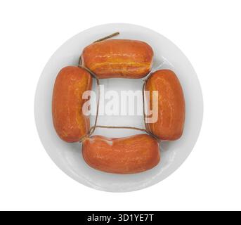 Geräucherte frankfurter Würstchen auf einem weißen Teller, isoliert Stockfoto
