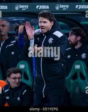 Edinburgh, Großbritannien. Oktober 2025. Schottische Premiership - Hibernian FC gegen Rangers FC. Rangers Manager Danny Rohl gibt seinen Spielern Anweisungen, während Hibs in der ersten Phase für die schottische Premiership im Easter Road Stadium in Edinburgh gegen die Rangers antritt. UK. Quelle: Ian Jacobs/Alamy Live News Stockfoto