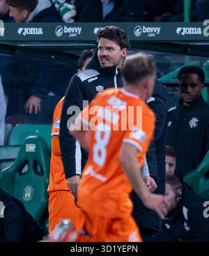 Edinburgh, Großbritannien. Oktober 2025. Schottische Premiership - Hibernian FC gegen Rangers FC. Rangers Manager Danny Rohl gibt seinen Spielern Anweisungen, während Hibs in der ersten Phase für die schottische Premiership im Easter Road Stadium in Edinburgh gegen die Rangers antritt. UK. Quelle: Ian Jacobs/Alamy Live News Stockfoto