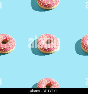 Nahtloses Donut-Muster. Rosafarbene Farbe. Leckeres ungesundes Essen. Blauer Hintergrund. Viele Donuts mit Schatten. Beeren-Bake-Snack. Eine Größe Stockfoto