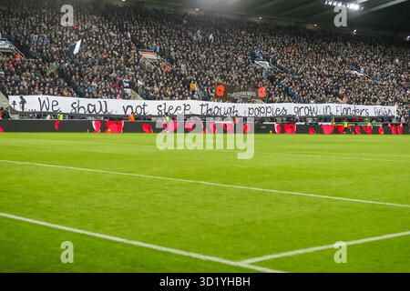 Newcastle upon Tyne, Großbritannien. Oktober 2025. Newcastle-Fans zollen den gefallenen Truppen vor dem Remembrance Sunday während des Achtelfinale-Spiels des Newcastle United gegen Tottenham Hotspur Carabao Cup am 29. Oktober 2025 im St. James' Park, Newcastle upon Tyne, England. Credit: Lee Keuneke/Every Second Media Credit: Every Second Media/Alamy Live News Stockfoto