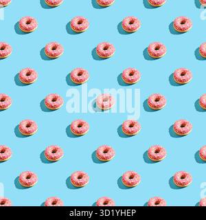 Nahtloses Donut-Muster. Rosafarbene Erdbeere. Leckeres ungesundes Essen. Blauer Hintergrund. Viele Donuts mit Schatten. Schokoladengebäck Stockfoto