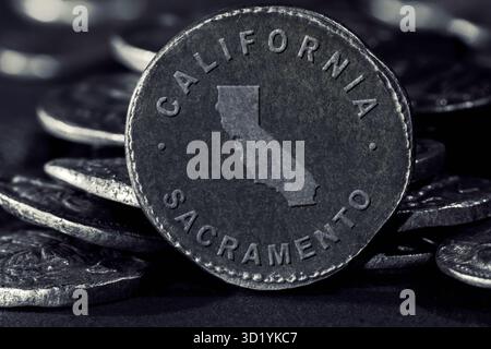 Silbermünze mit Karte von Kalifornien Stockfoto