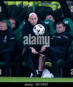 Edinburgh, Großbritannien. Oktober 2025. Schottische Premiership - Hibernian FC gegen Rangers FC. Hibs Head Coach David Gray sammelt den Ball, als Hibs in der ersten Phase der schottischen Premiership im Easter Road Stadium in Edinburgh gegen die Rangers antritt. UK. Quelle: Ian Jacobs/Alamy Live News Stockfoto