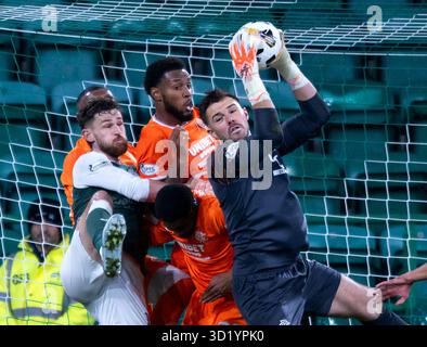 Edinburgh, Großbritannien. Oktober 2025. Schottische Premiership - Hibernian FC gegen Rangers FC. Jack Butland, Torhüter der Rangers, sammelt den Ball, als Hibs in der ersten Phase für die schottische Premiership im Easter Road Stadium in Edinburgh gegen die Rangers antritt. UK. Quelle: Ian Jacobs/Alamy Live News Stockfoto