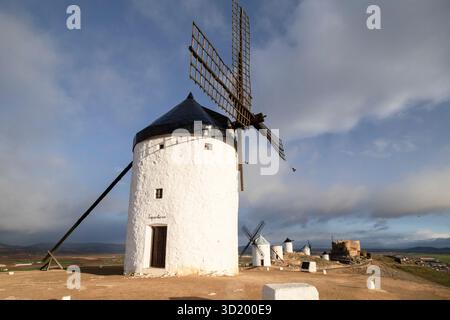 Molinos de Consuegra con el castillo de la Muela al fondo Stockfoto