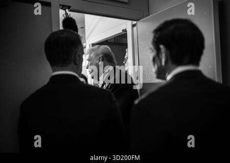 Präsident Donald Trump spricht am Montag, 27. Oktober 2025 mit Medienvertretern auf dem Weg nach Tokio, Japan. (Offizielles Foto des Weißen Hauses von Daniel Torok) Stockfoto