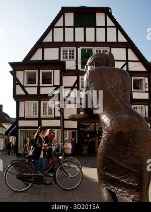 Bronzeskulptur im historischen Stadtzentrum von Lippstadt, Nordrhein-Westfalen, Deutschland, Europa Stockfoto