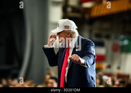 Präsident Donald Trump verlässt die Bühne, nachdem er am Dienstag, den 28. Oktober 2025, an Bord der USS George Washington auf der japanischen Yokosuka Naval Base eine Rede an die Yokosuka Naval Truppen abgegeben hatte. (Offizielles Foto des Weißen Hauses von Daniel Torok) Stockfoto