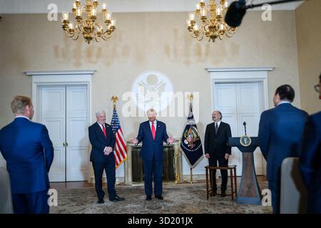 Präsident Donald Trump posiert am Dienstag, den 28. Oktober 2025, für Fotos mit Geschäftsführern in der Residenz des Botschafters in Tokio. (Offizielles Foto des Weißen Hauses von Molly Riley) Stockfoto
