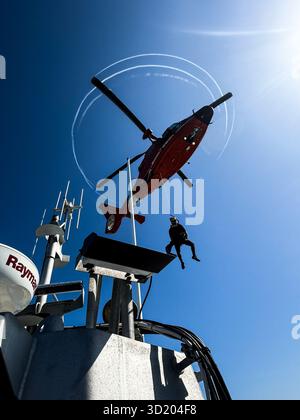Eine Küstenwache Air Station Atlantic City Flugbesatzung führt Hoist Training vor New Jersey durch, 7. Juli 2025. Die Air Station unterstützt eine Vielzahl von Operationen der Küstenwache, von Such- und Rettungsaktionen bis hin zur Hafensicherheit. (Foto der US-Küstenwache von Leon C. DeFulgentis) Stockfoto