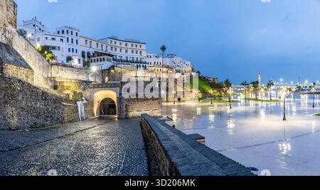 Alte befestigte Stadtmauer und Continental Hotel Stockfoto