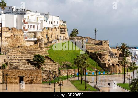 Alte befestigte Stadtmauer und Continental Hotel Stockfoto