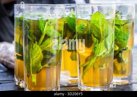 Gläser Minztee mit frischen Blättern Stockfoto