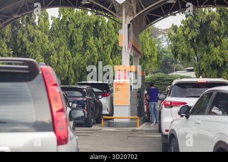 Jakarta, Indonesien – 17. September 2025: An einer Tankstelle von Shell in Süd-Jakarta stehen Autos in Warteschlangen, die auf den Kraftstoffkauf warten Stockfoto