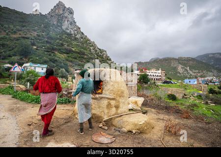 Berberfrauen backen in einem Ofen im Freien Stockfoto