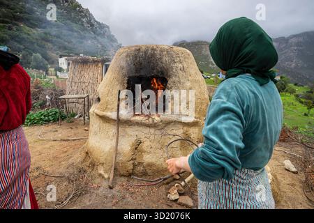 Berberfrauen backen in einem Ofen im Freien Stockfoto