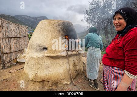 Berberfrauen backen in einem Ofen im Freien Stockfoto