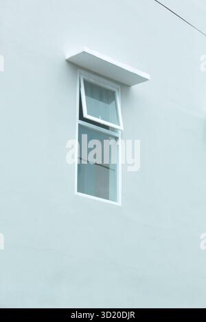 Minimalistisches, modernes Fenster. Stockfoto