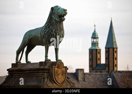 Bronzeskulptur des Braunschweiger Löwen vor den Türmen der Marktkirche St. Cosmas und Damian, Goslar, unterer Sa Stockfoto
