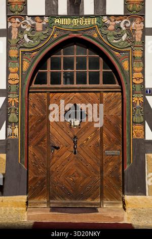Historische Holztür mit Schnitzereien auf dem Fachwerkhaus lange Bank von 1889 in der Altstadt Goslar, Niedersachsen Stockfoto