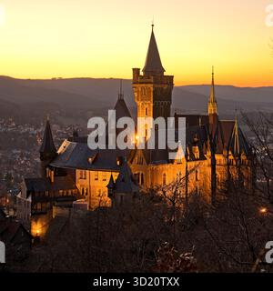 Stimmungsvoller Blick auf das beleuchtete Schloss Wernigerode bei Sonnenuntergang, Harz, Sachsen-Anhalt, Deutschland, Europa Stockfoto