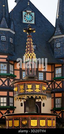 Wohltaeterbrunnen mit Rathaus, Wernigerode, Harz, Sachsen-Anhalt, Deutschland, Europa Stockfoto