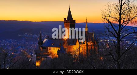 Stimmungsvoller Blick auf das beleuchtete Schloss Wernigerode bei Sonnenuntergang, Harz, Sachsen-Anhalt, Deutschland, Europa Stockfoto