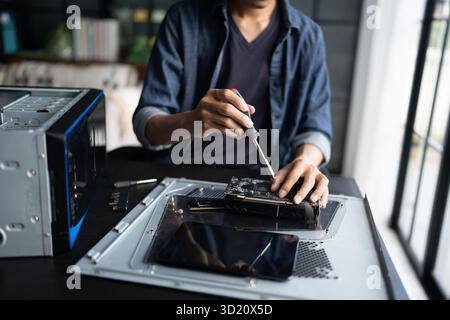 IT-Ingenieur Installation Hardware Ausrüstung Entwicklung Facility Engineer Wartung Computer Motherboard elektronische Reparaturwerkstatt Technologiegeschäft. Stockfoto