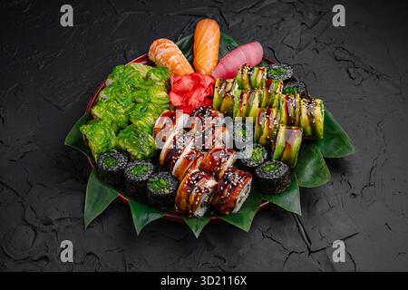 Frisches Sushi-Sortiment serviert auf einer traditionellen Platte mit lebhaften Farben und verschiedenen Texturen Stockfoto
