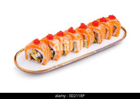 Sushi-Brötchen auf einem dekorativen Teller mit Lachs- und Reh-Garnitur Stockfoto