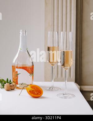 Feiern Sie mit prickelndem Getränk und frischen Zutaten auf einem eleganten Tisch Stockfoto