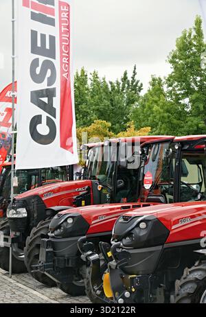 CASE IH-Traktoren stehen auf der Landwirtschaftsmesse in Schlange Stockfoto