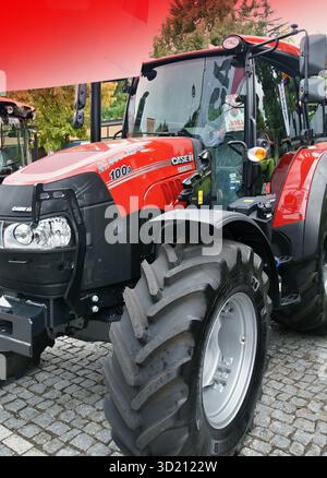 Roter Case IH Farmall 100A-Traktor auf Kopfsteinpflasterstraße geparkt Stockfoto