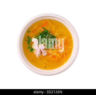 Warme Schüssel mit köstlicher Hühnchennudelsuppe garniert mit frischen Kräutern und farbenfrohem Gemüse in einer weißen Schüssel Stockfoto
