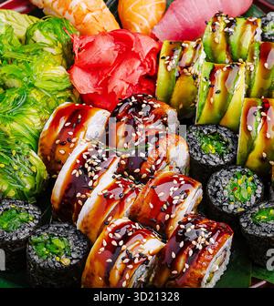 Frisches Sushi-Sortiment serviert auf einer traditionellen Platte mit lebhaften Farben und verschiedenen Texturen Stockfoto