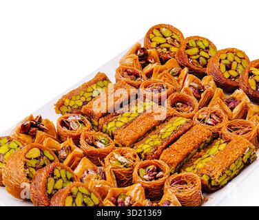 Süße Auswahl an traditionellen Backwaren aus dem Nahen Osten auf einer dekorativen Platte zum Feiern und Teilen Stockfoto