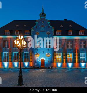 Kevelaer im Licht, Lichtinstallation Priseterhaus in the Evening, Kevelaer, Niederrhein, Nordrhein-Westfalen, Deutschland, E Stockfoto