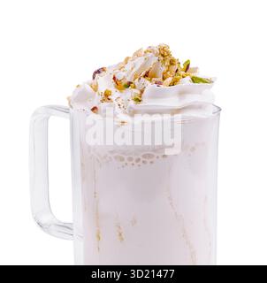 Erfrischendes cremiges Getränk mit Nüssen und Schlagsahne serviert in einem klaren Glasbecher Stockfoto