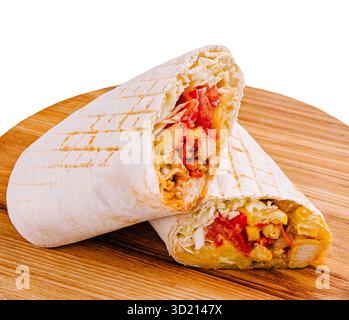 Köstlicher, frisch zubereiteter Burrito auf einem hölzernen Servierbrett mit lebhaften Füllungen Stockfoto