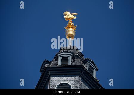 Glockenturm mit goldenem Schwan, das Wappentier von Hanau auf dem Rathaus Neustaedt, Marktplatz, Hessen, Deutschland, Europa Stockfoto