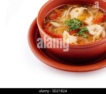 Dämpfen Sie Hühnernudelsuppe mit Gemüse in einer braunen Schüssel Stockfoto