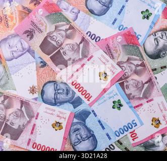Rupiah-Geld, indonesische Banknoten zum an- und Verkauf von Waren und zum Umtausch in andere Währungen Stockfoto