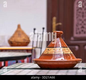 Traditionelles marokkanisches Tajine auf einem Tisch in Marrakesch Stockfoto