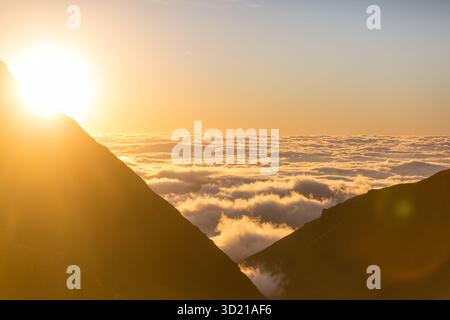 Schöne Aussicht über den Wolken in den Bergen Stockfoto