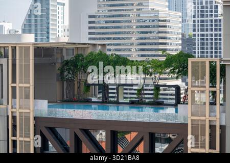 Dachpool und Garten auf Wolkenkratzeretage mit Bäumen und Büschen, hoher grüner Öko-Bereich Stockfoto